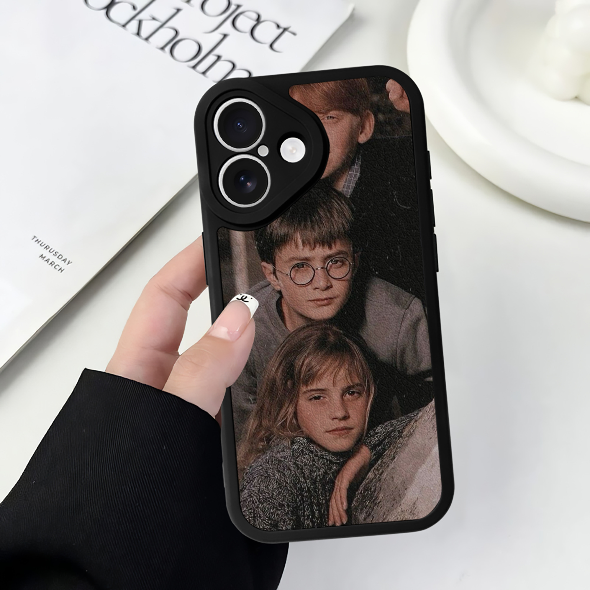 （画像用） Harry Potter ハリー・ポッターシリーズ 【iPhone 16シリーズ対応】シリコンスマホケース（レザー調） 材質：シリコン